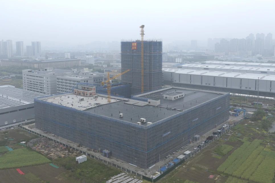 1752563542797938.jpg 智能中央廚房項目主體結構順利完成封頂.jpg